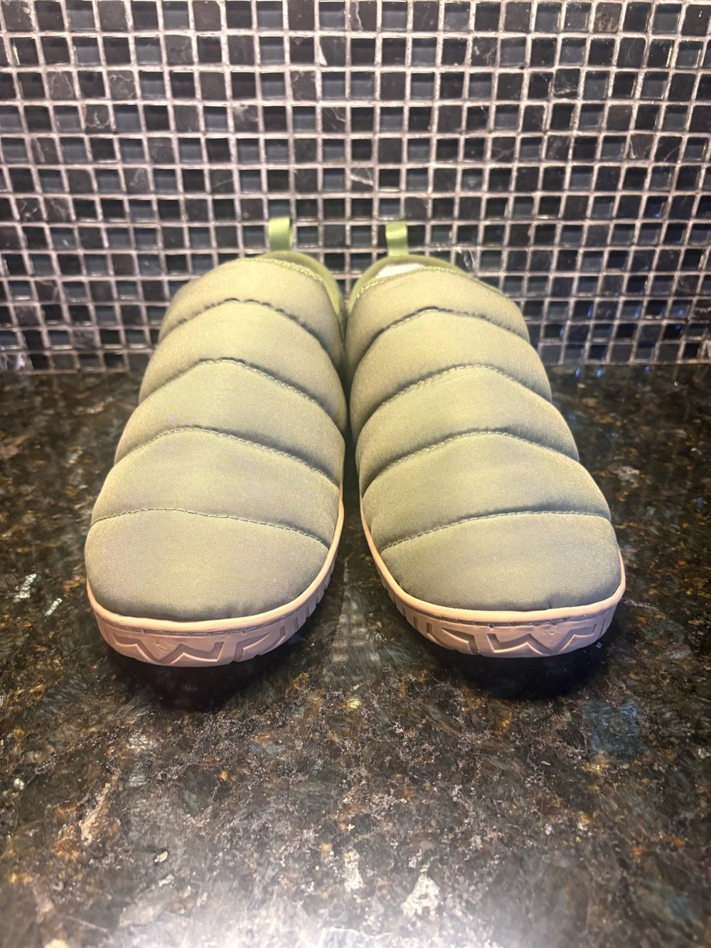 Old Navy Nylon Puff Slippers Olive Green Faux Fur Lined Women’s M 8-9 Indoor